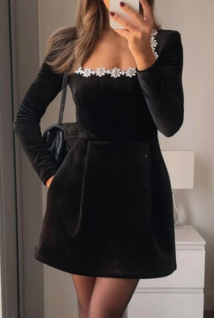 Daisy – Elegantes Damen-Minikleid mit Schmuckausschnitt