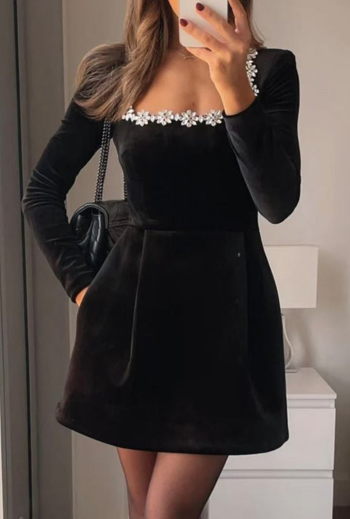 Daisy – Elegantes Damen-Minikleid mit Schmuckausschnitt