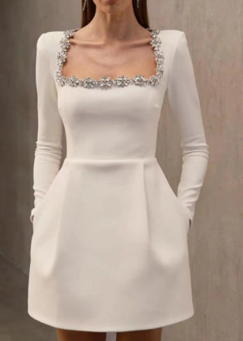 Daisy – Elegantes Damen-Minikleid mit Schmuckausschnitt