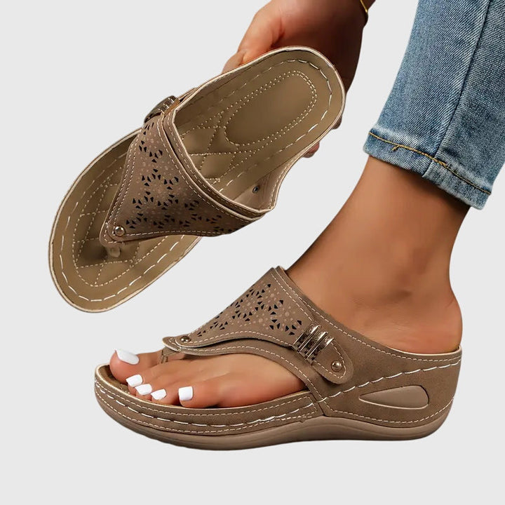 Orthopädische Sandalen für Damen mit Keilabsatz