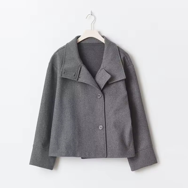 Kurze Damenjacke mit doppelter Knopfleiste