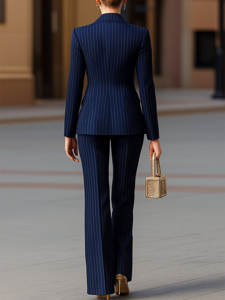 Damen-Anzugset in Marineblau mit Nadelstreifen und Zweireiher