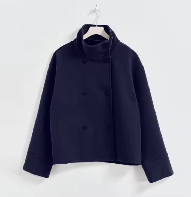 Kurze Damenjacke mit doppelter Knopfleiste