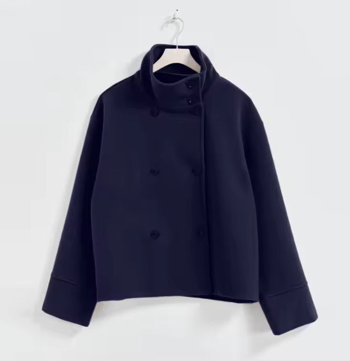 Kurze Damenjacke mit doppelter Knopfleiste