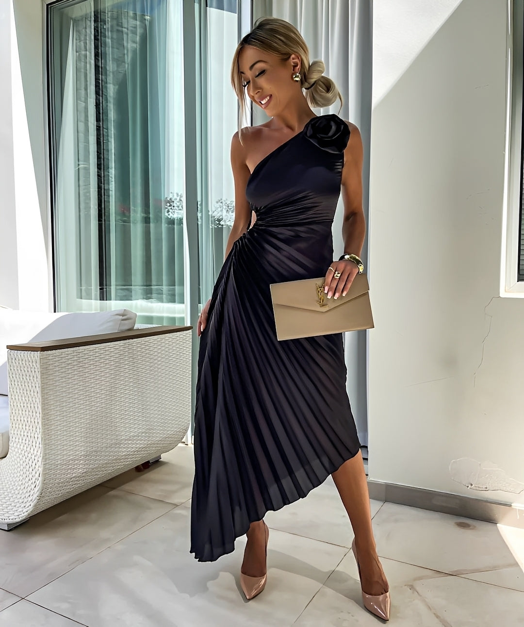 Callie - Stilvolles Schulterplissee-Kleid mit großer Rose für Damen