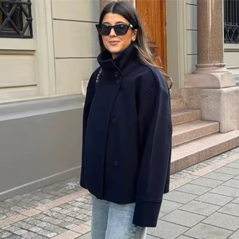 Kurze Damenjacke mit doppelter Knopfleiste