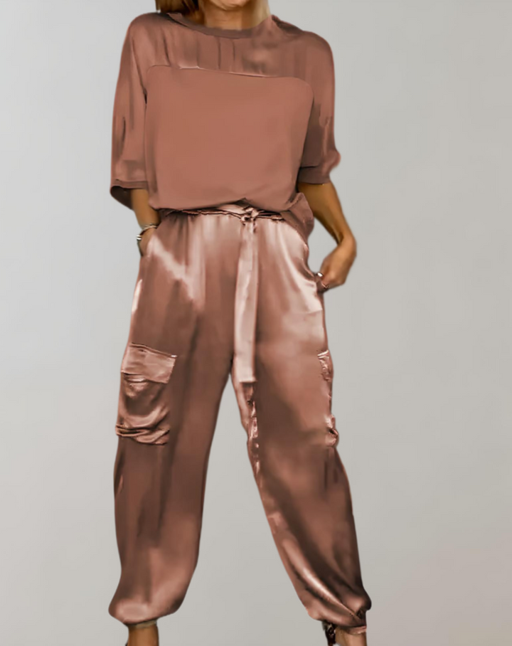 2-teiliges Set aus Satin-Oberteil mit 3/4-Ärmel und Rundhalsausschnitt kombiniert mit Satin-Hose mit Multi
