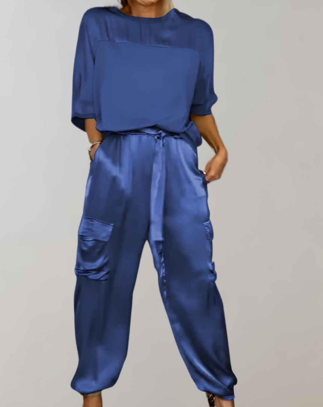 2-teiliges Set aus Satin-Oberteil mit 3/4-Ärmel und Rundhalsausschnitt kombiniert mit Satin-Hose mit Multi