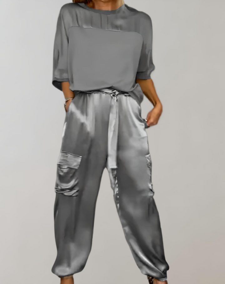 2-teiliges Set aus Satin-Oberteil mit 3/4-Ärmel und Rundhalsausschnitt kombiniert mit Satin-Hose mit Multi