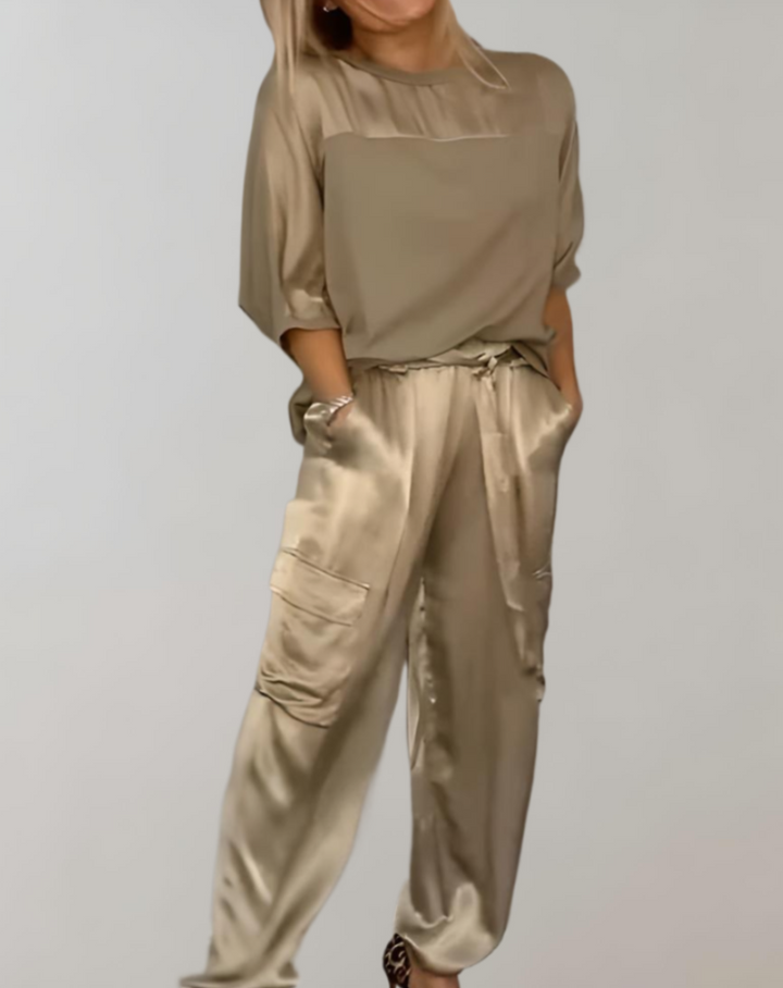 2-teiliges Set aus Satin-Oberteil mit 3/4-Ärmel und Rundhalsausschnitt kombiniert mit Satin-Hose mit Multi
