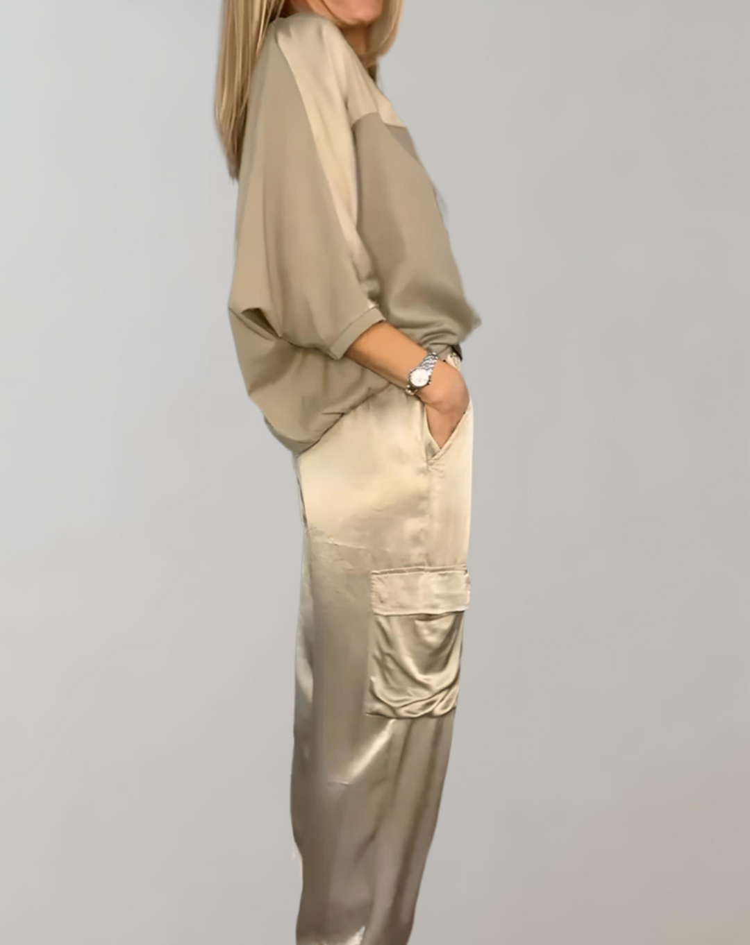 2-teiliges Set aus Satin-Oberteil mit 3/4-Ärmel und Rundhalsausschnitt kombiniert mit Satin-Hose mit Multi