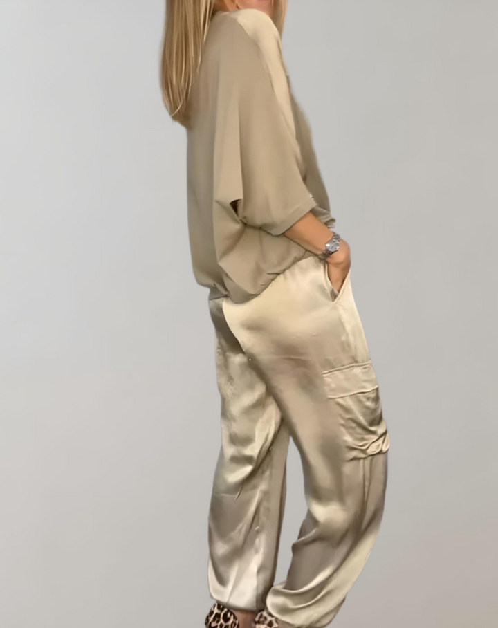 2-teiliges Set aus Satin-Oberteil mit 3/4-Ärmel und Rundhalsausschnitt kombiniert mit Satin-Hose mit Multi