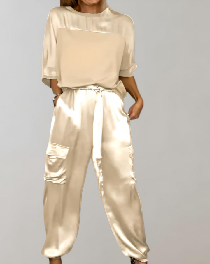 2-teiliges Set aus Satin-Oberteil mit 3/4-Ärmel und Rundhalsausschnitt kombiniert mit Satin-Hose mit Multi