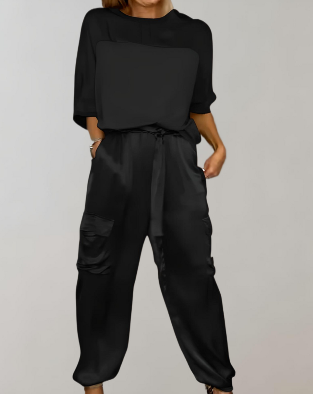 2-teiliges Set aus Satin-Oberteil mit 3/4-Ärmel und Rundhalsausschnitt kombiniert mit Satin-Hose mit Multi
