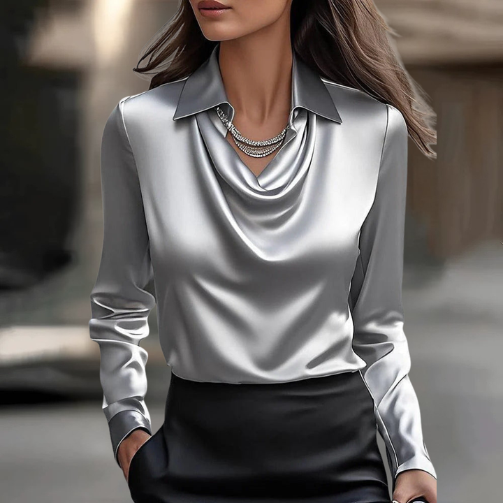 Karolina – Elegante Damenbluse mit Wasserfallausschnitt