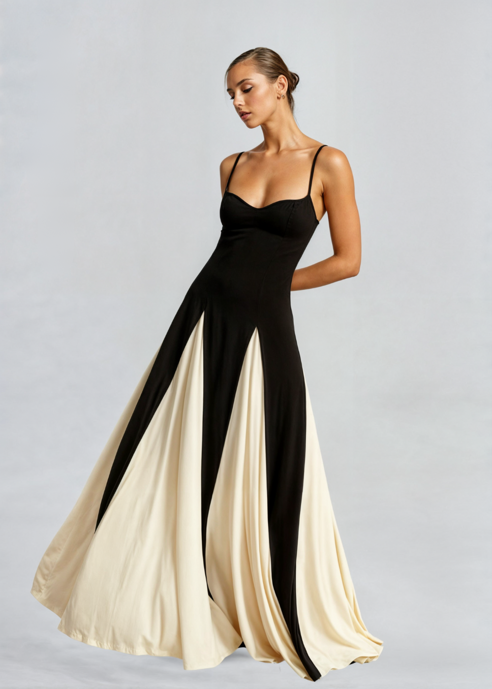 Margaux – Elegantes Maxikleid mit Ausschnitt