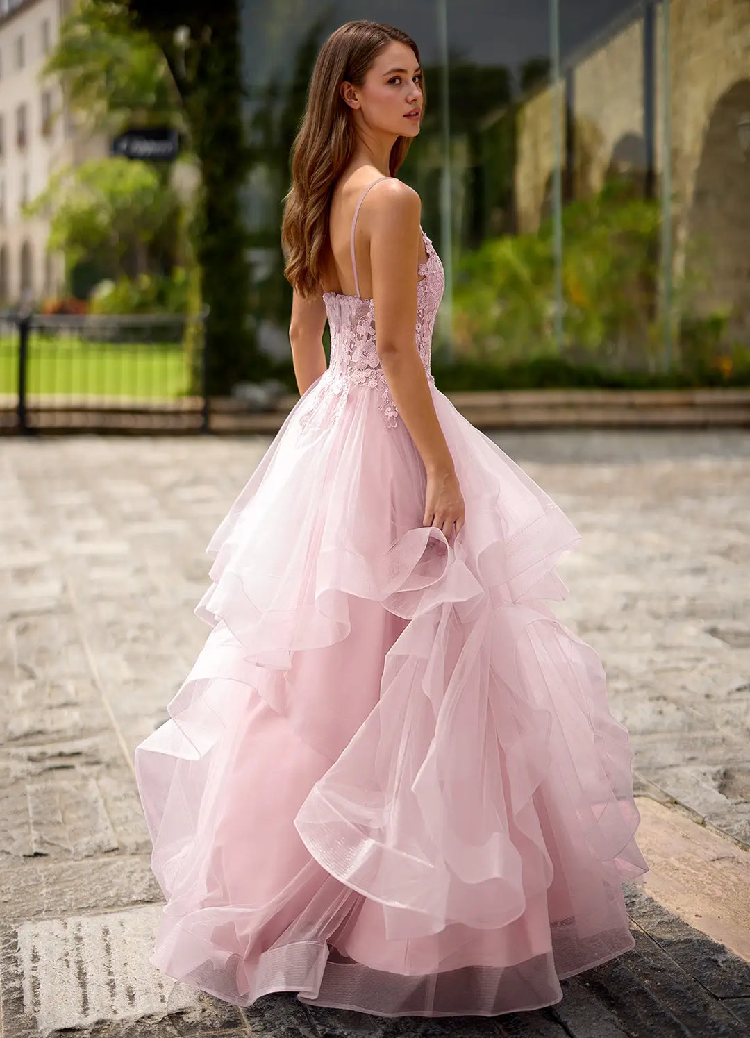 Transparentes Spitzenkleid für den Abschlussball