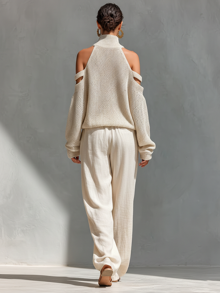Set aus einem gestrickten Damen-Rollkragenpullover mit Cold-Shoulder-Ausschnitt und einer Hose mit weitem Bein