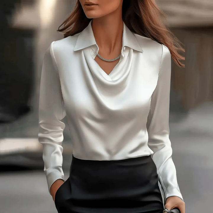 Karolina – Elegante Damenbluse mit Wasserfallausschnitt