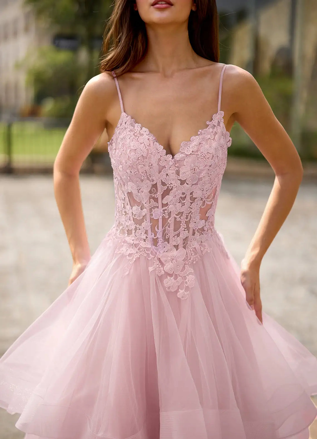 Transparentes Spitzenkleid für den Abschlussball