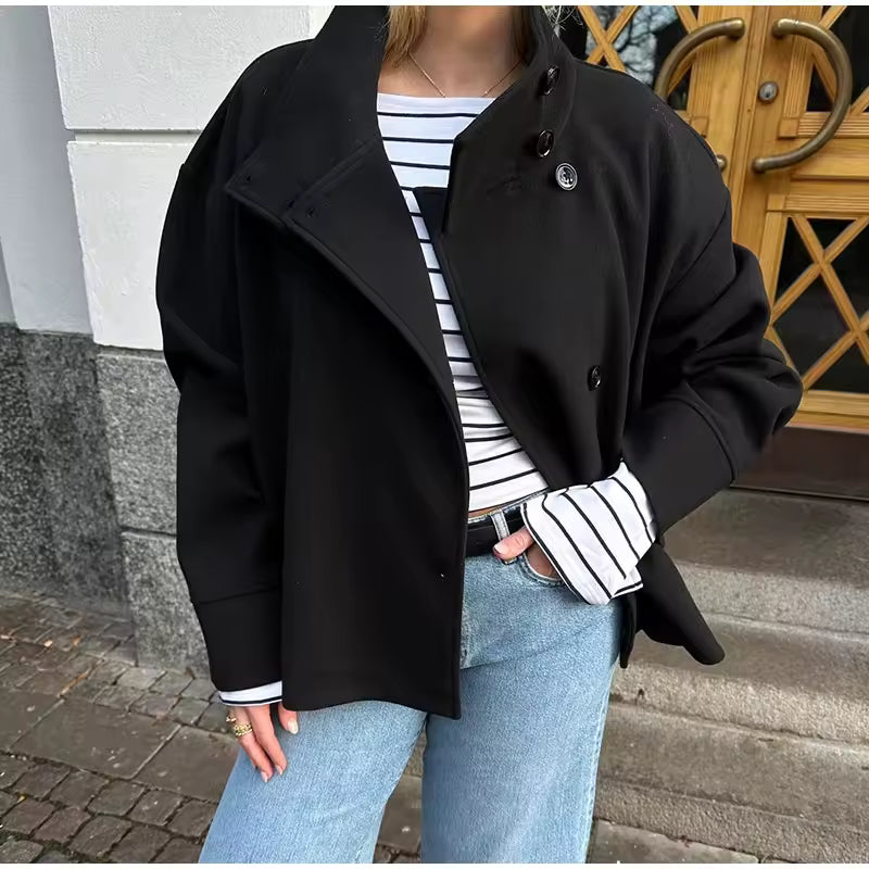 Kurze Damenjacke mit doppelter Knopfleiste