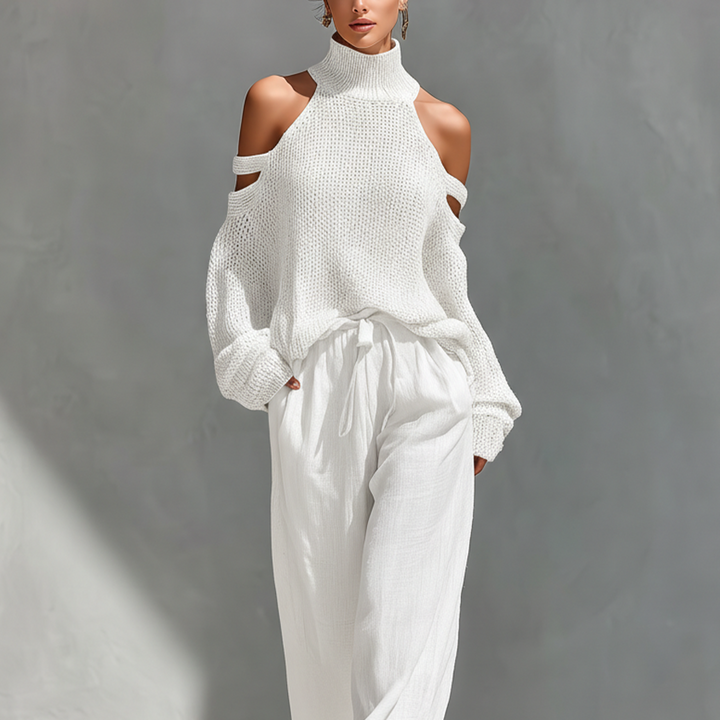 Set aus einem gestrickten Damen-Rollkragenpullover mit Cold-Shoulder-Ausschnitt und einer Hose mit weitem Bein