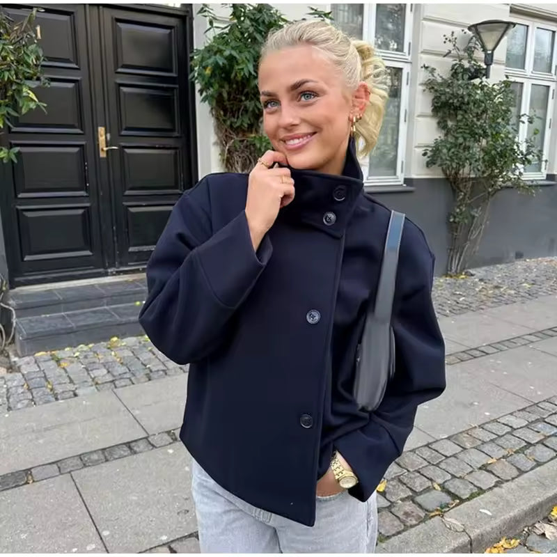 Kurze Damenjacke mit doppelter Knopfleiste