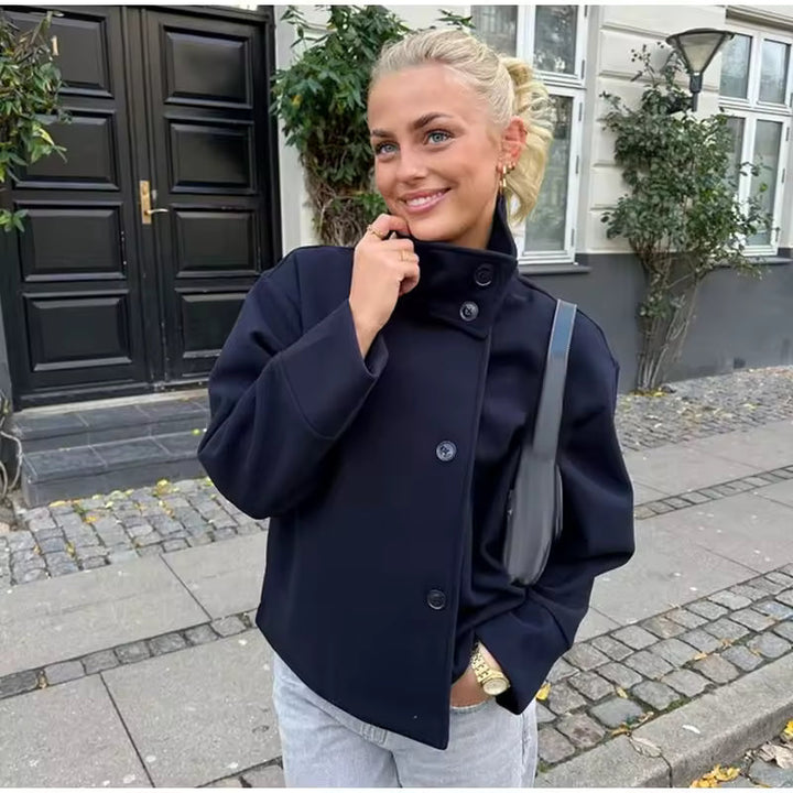 Kurze Damenjacke mit doppelter Knopfleiste