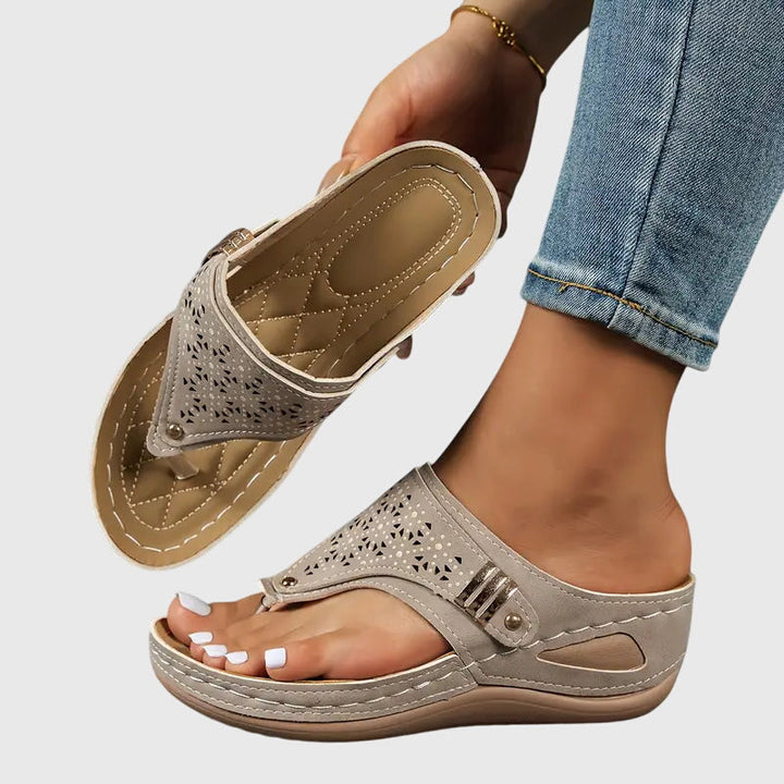 Orthopädische Sandalen für Damen mit Keilabsatz