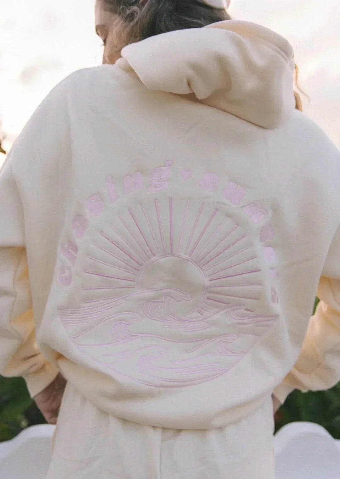 Abigail - Bestickter Hoodie mit tropischem Flair