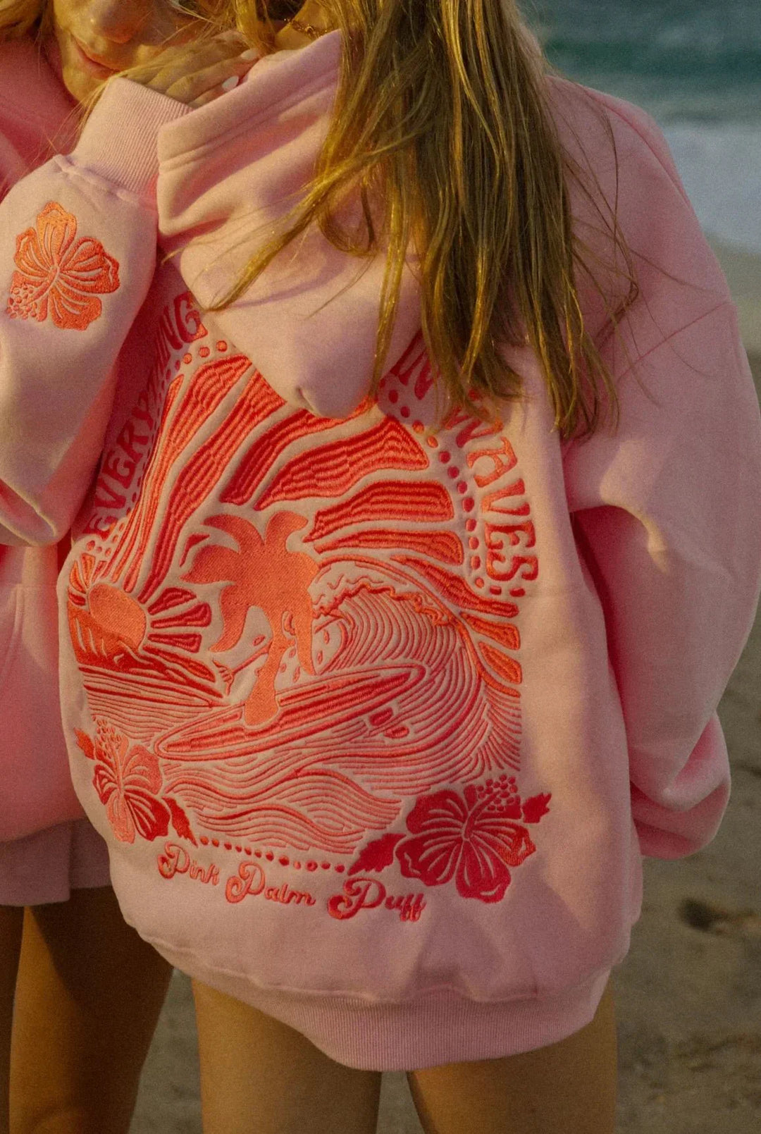Abigail - Bestickter Hoodie mit tropischem Flair