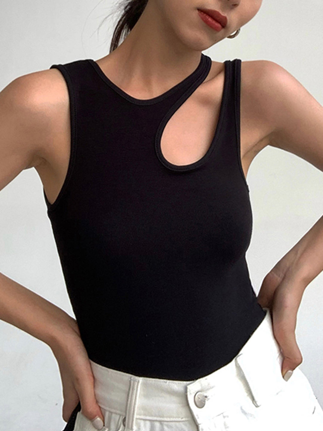 Elena – Ärmelloses Top mit modernem Cut-out
