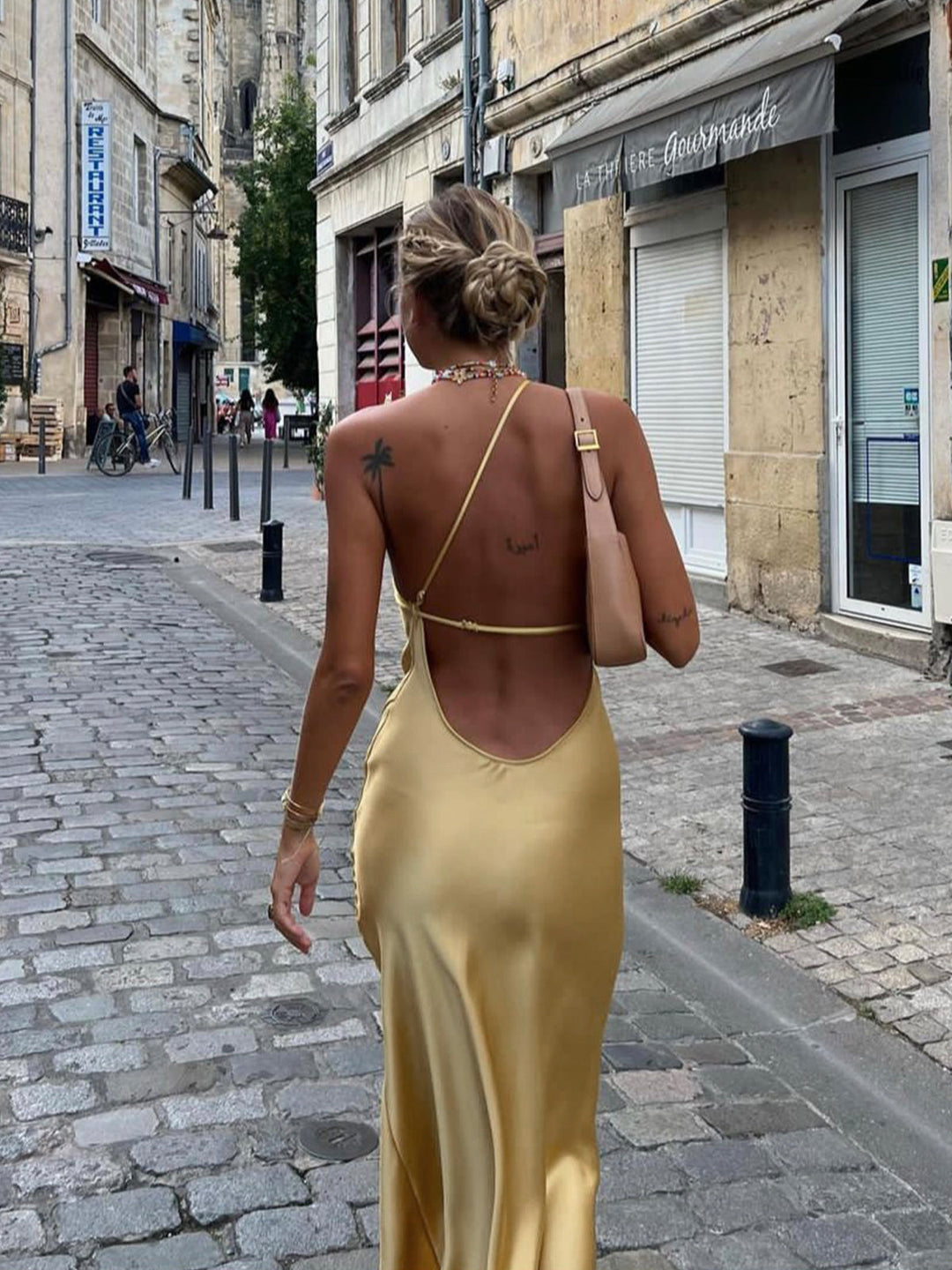 Luna – Rückenfreies Satin-Maxikleid mit Seitenschlitz