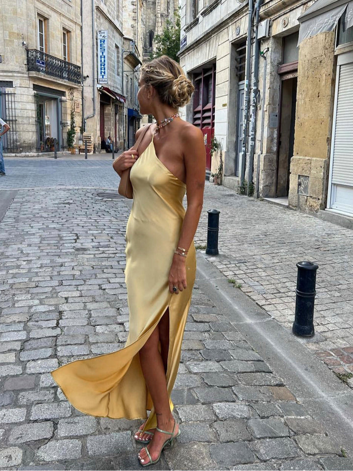 Luna – Rückenfreies Satin-Maxikleid mit Seitenschlitz