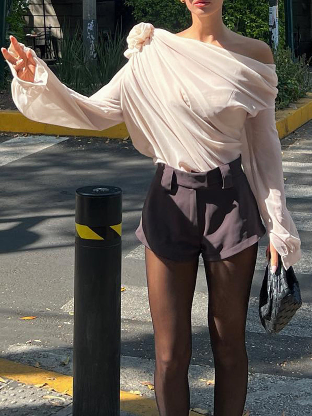 Carla – Halbtransparente One-Shoulder-Bluse mit asymmetrischem Schnitt