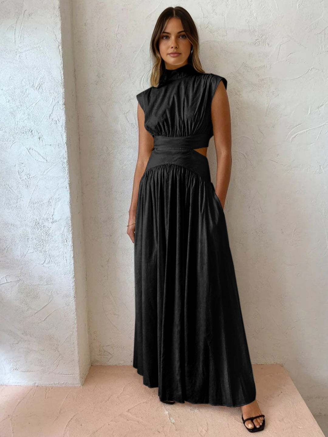 Luciana – Langes Kleid mit Stehkragen und Cut-outs