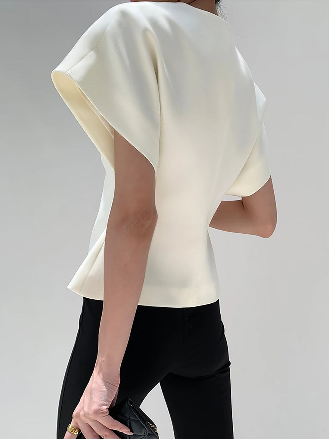 Claudia – Damen V-Ausschnitt Bluse mit strukturierter Silhouette