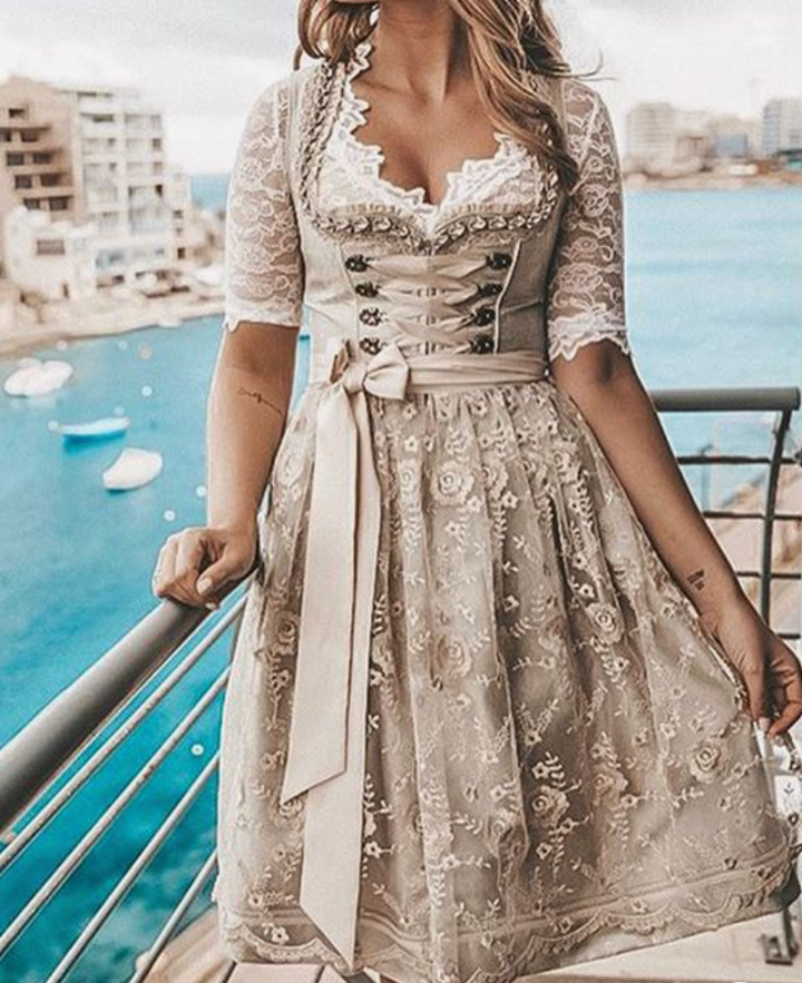 Dirndl für Damen mit geschnürtem Oberteil und Spitzenbluse