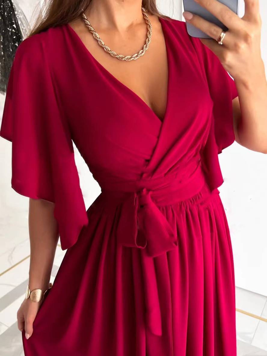 Langes Damenkleid mit V-Ausschnitt, Gürtel und Schlitz