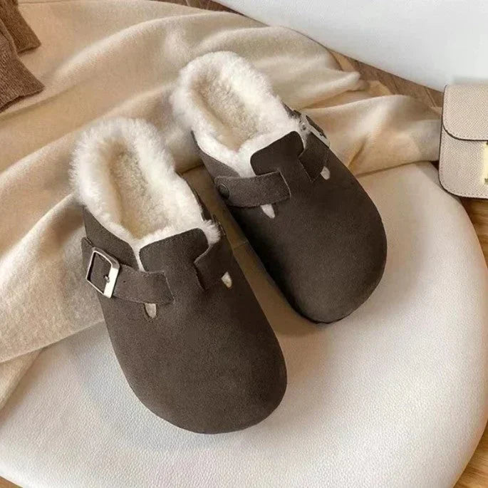 Orthopädische Clogs mit Schnalle geschlossen