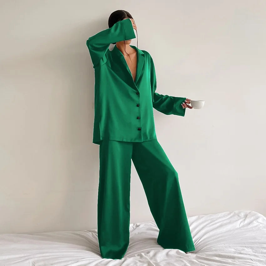 ENTSPANNTES SATIN-NACHTWÄSCHE-SET IN ÜBERGRÖSSE