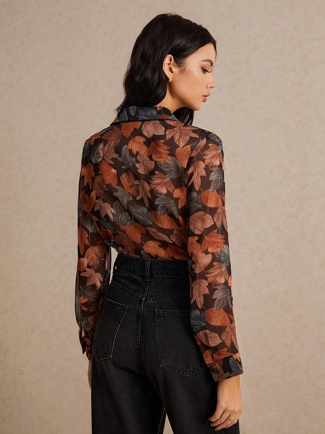 Elegante Hemdbluse mit Blattdruck und Knopfleiste
