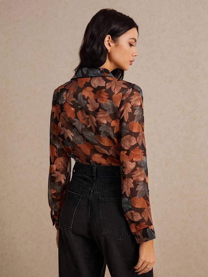 Elegante Hemdbluse mit Blattdruck und Knopfleiste