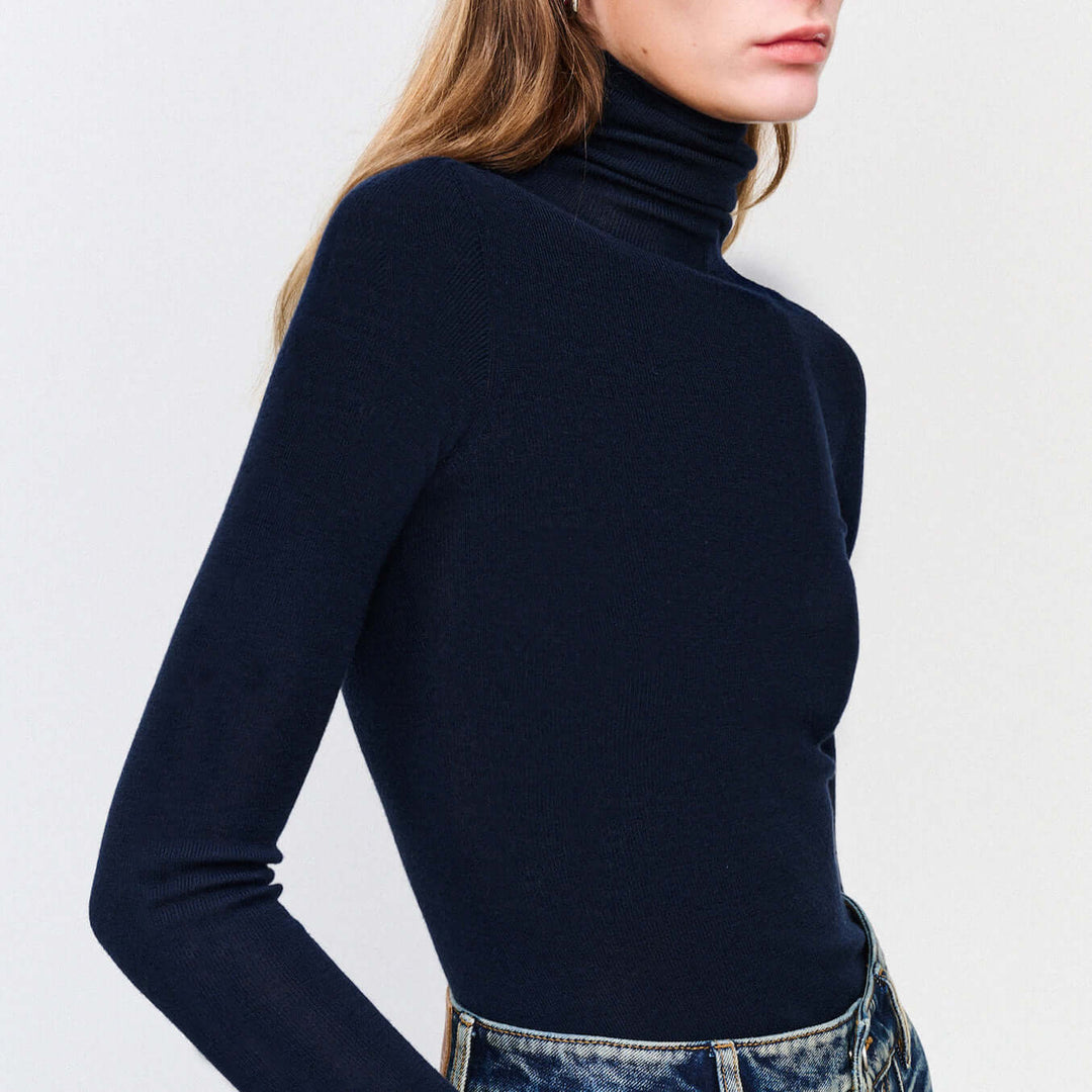 Elena - Farbiges Stricktop mit hohem Ausschnitt