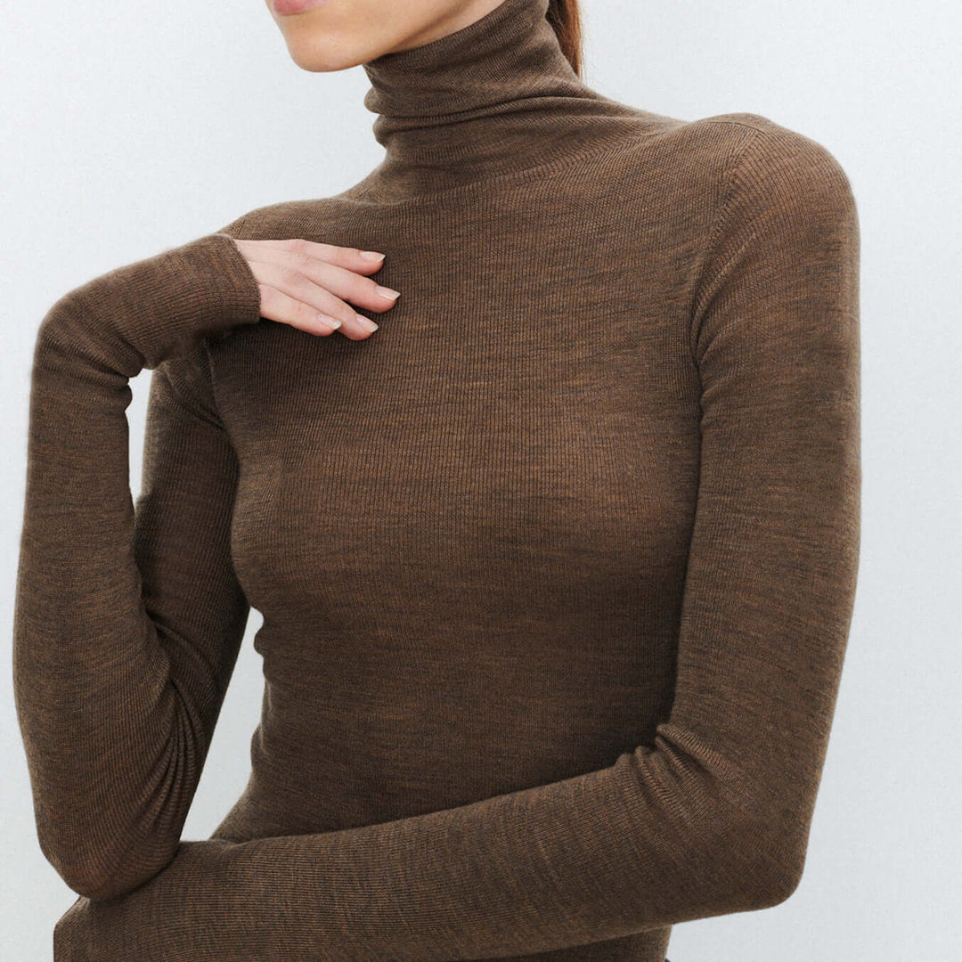 Elena - Farbiges Stricktop mit hohem Ausschnitt