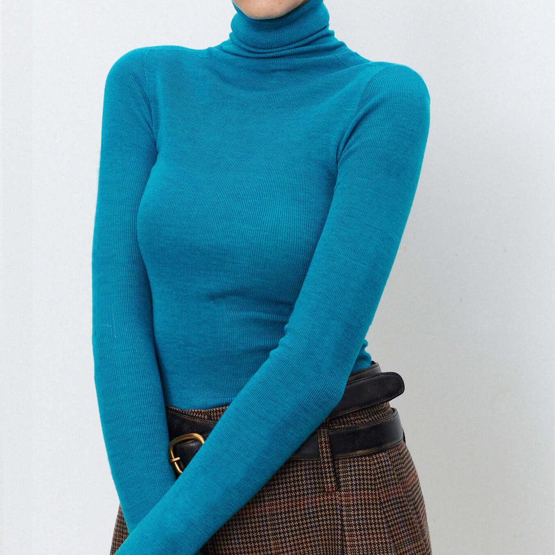 Elena - Farbiges Stricktop mit hohem Ausschnitt