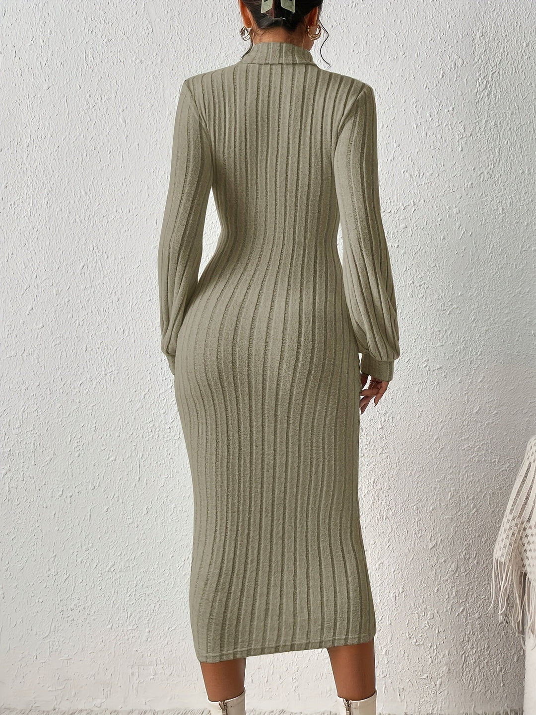 Geripptes Bodycon-Kleid mit festem Rollkragen