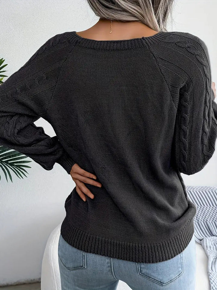 Klassischer Strickpullover mit Zopfmuster