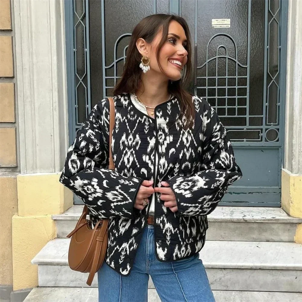 Kurze vielseitige wattierte Rundjacke