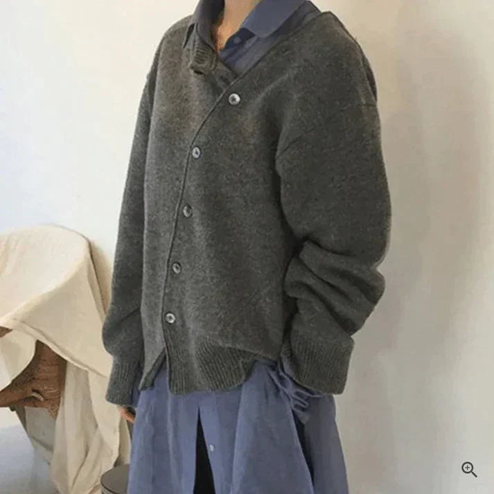 Kuschelige strickjacke mit knöpfen für den frühling
